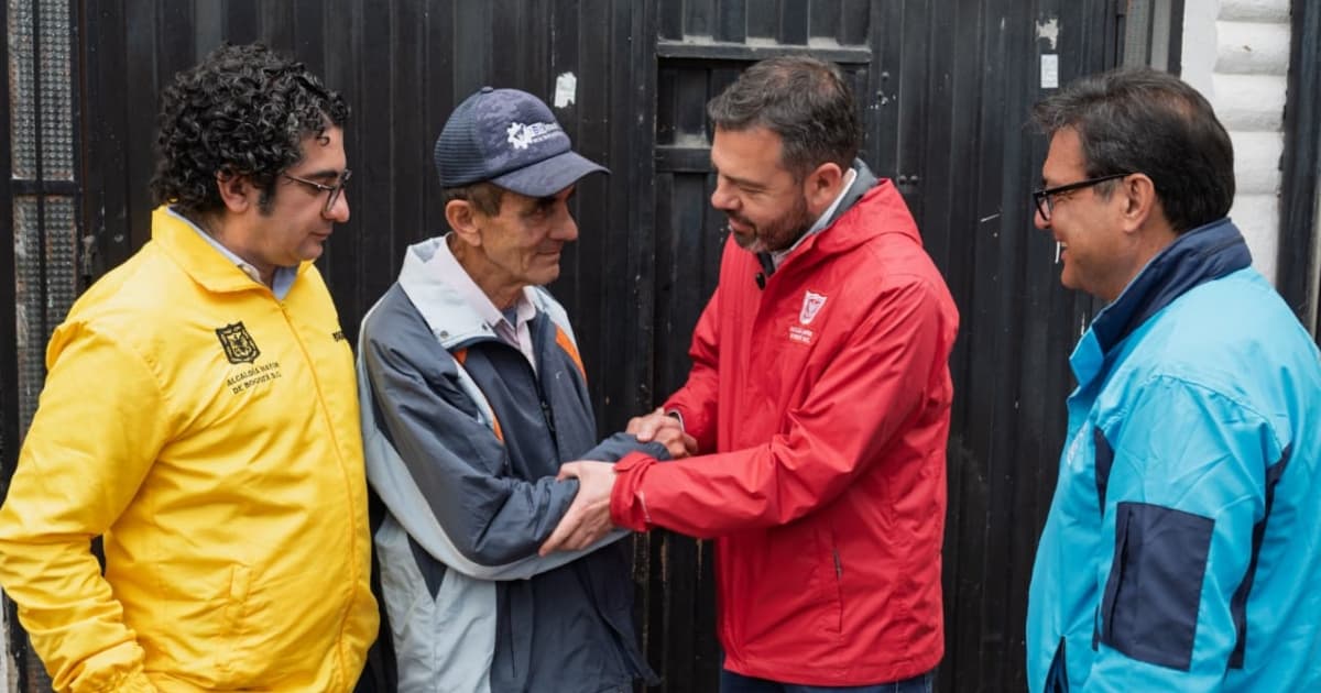 Foto del alcalde Carlos Fernando Galán durante uno de los recorridos de búsqueda de pobreza oculta en Bogotá.