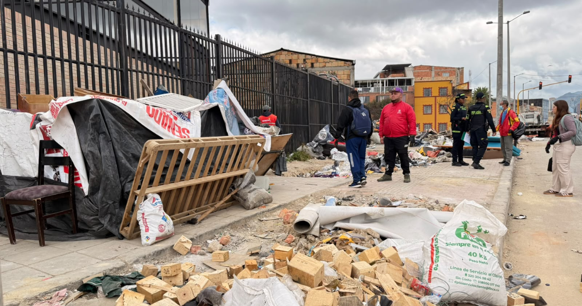 Foto de funcionarios del Distito en un operativo de limpieza