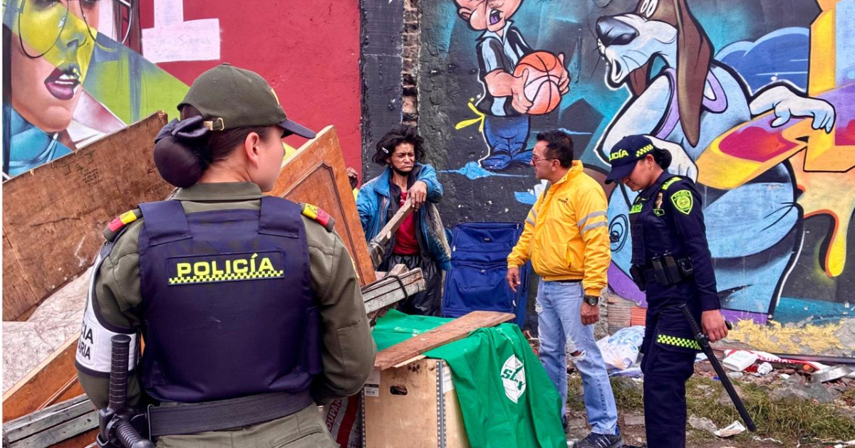 Foto de funcionarios del Distito en un operativo de limpieza en Bogotá.