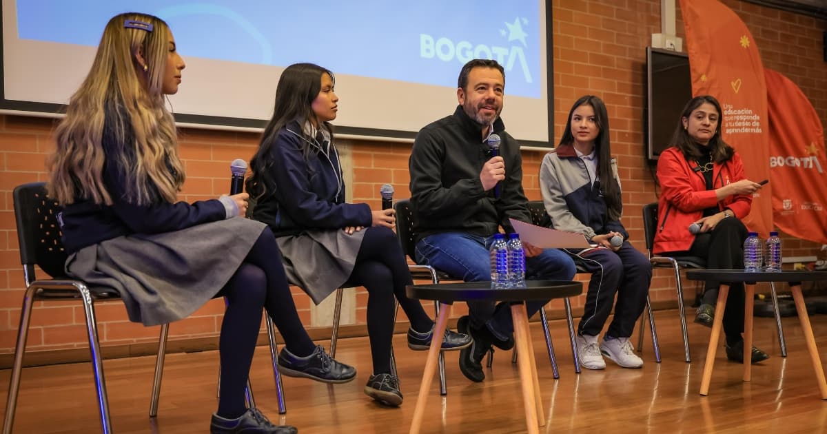 Foto de la presentación de la resolución que pone reglas al uso de celulares y dispositivos móviles en colegios de Bogotá.