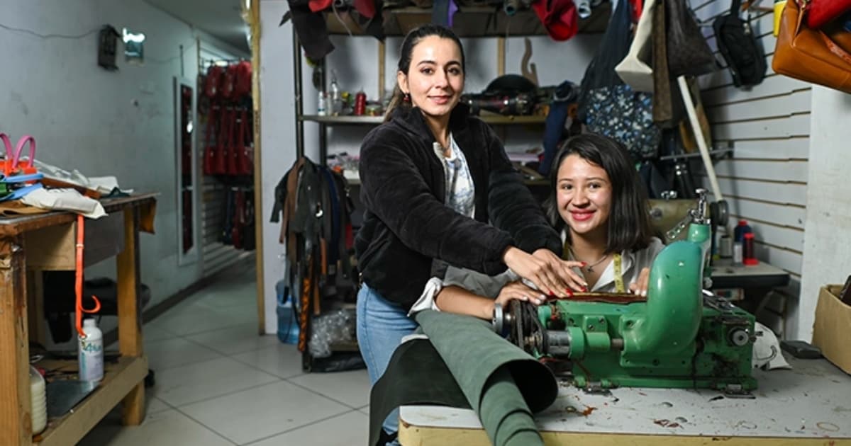 Foto de dos mujeres en una empresa local de textiles en Bogotá.