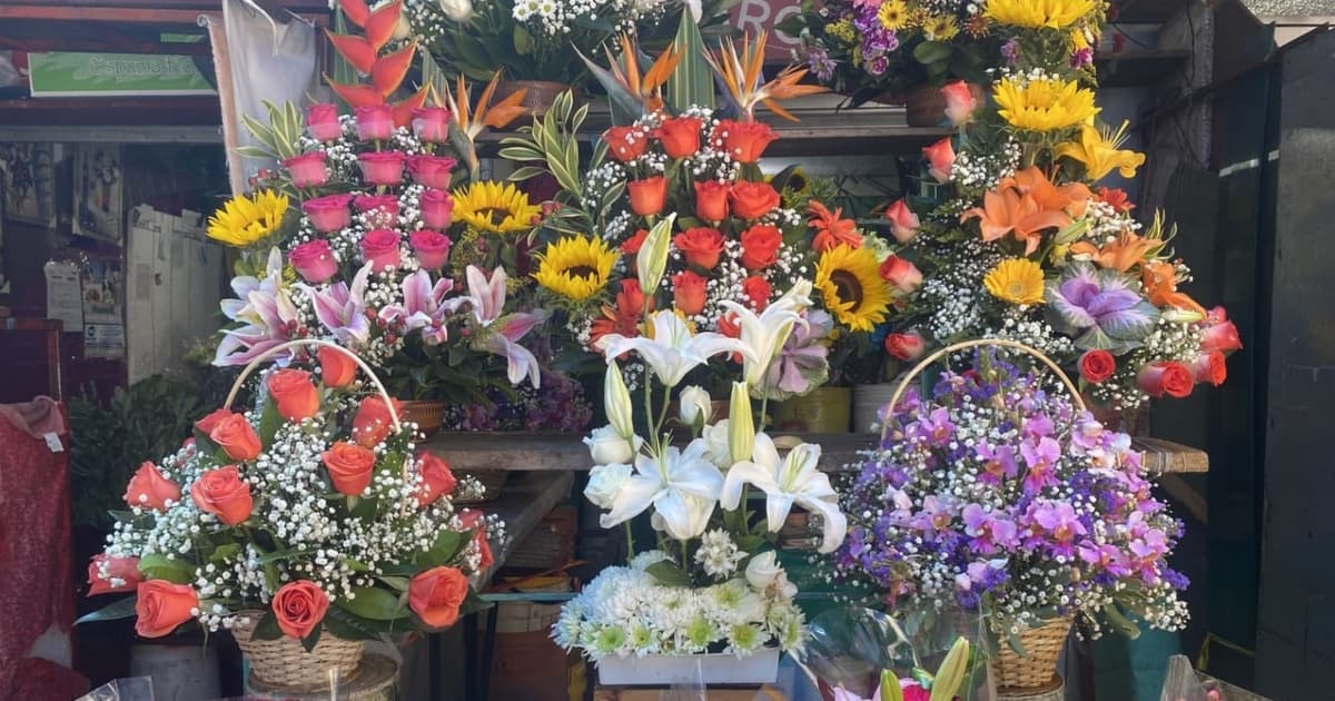 Foto de ramos de flores en puntos comerciales del IPES en Bogotá.