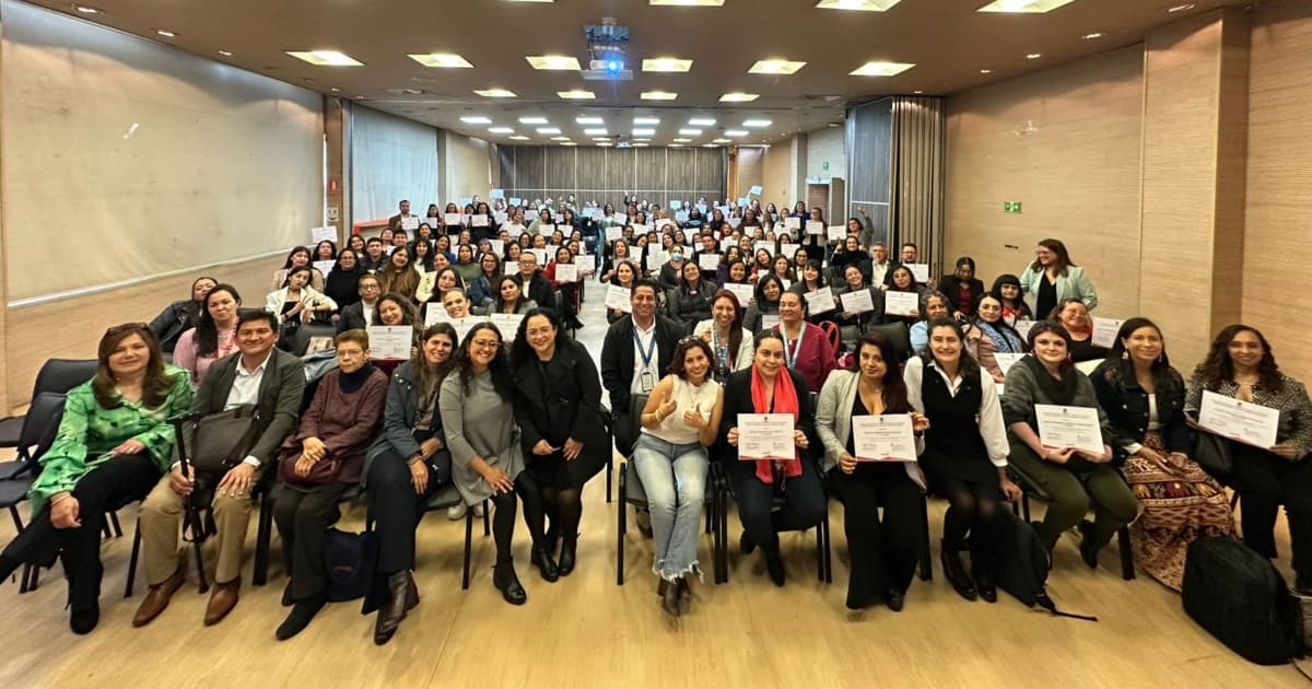 Personas mostrando el diploma de graduados en Bogotá.