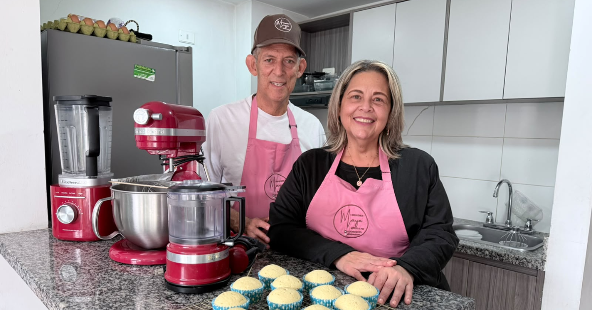 Foto e dos personas con su emprendimiento en Bogotá