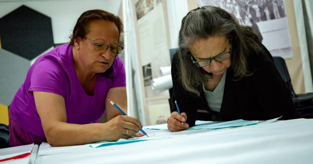 Foto de dos mujeres mayores de 50 años trabajando en una empresa en Bogotá.