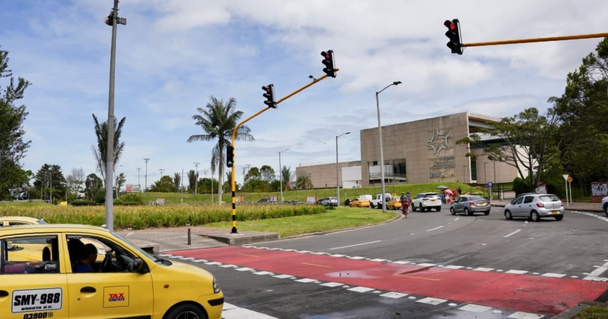 Foto de los nuevos semáforos en la calle 63 con carrera 50 en Bogotá.