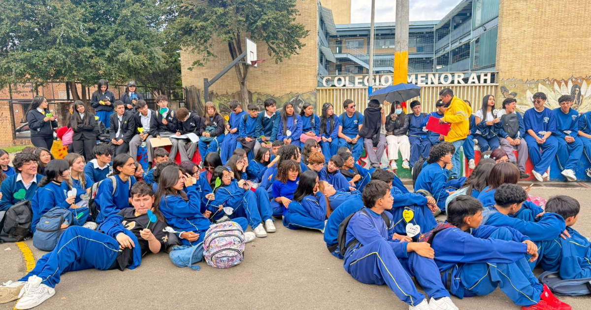 Foto de un grupo de estudiantes en una jornada de prevención 