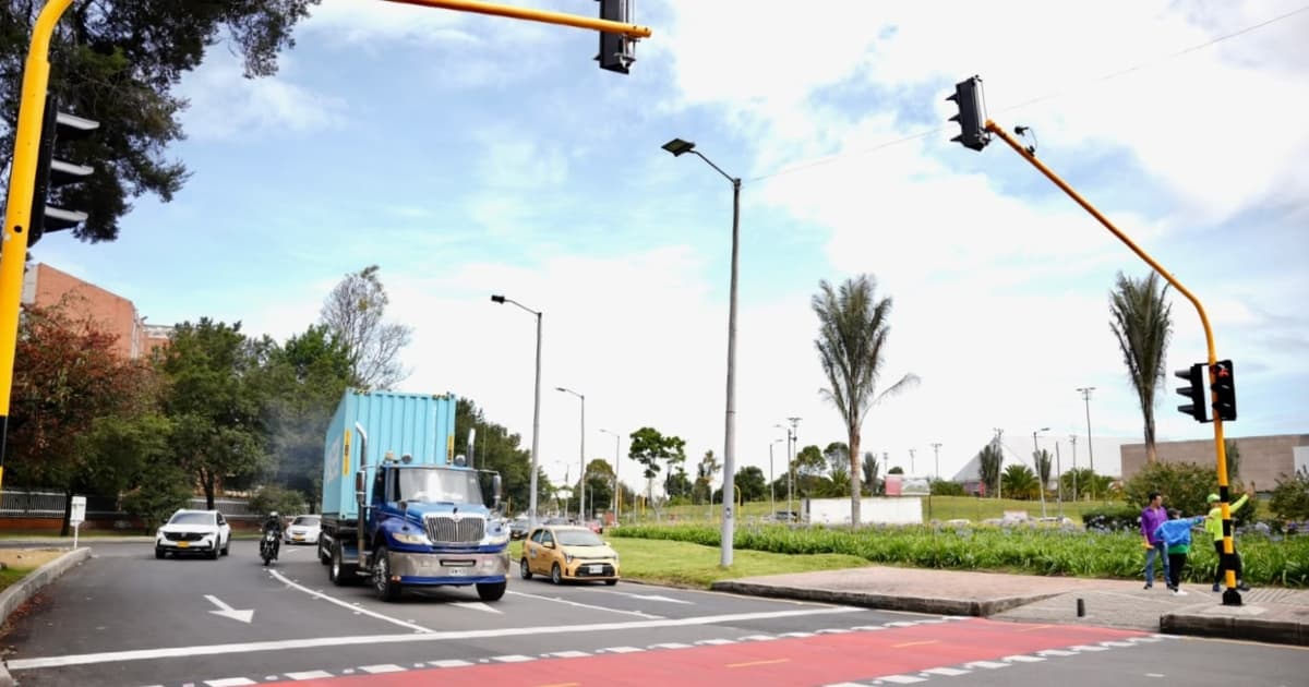 Foto de la nueva semaforización de glorieta de calle 63 con carrera 50 en Bogotá