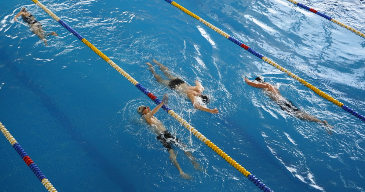 Imagen de varias personas haciendo uso de los servicios de piscinas en el CEFE Chapinero.
