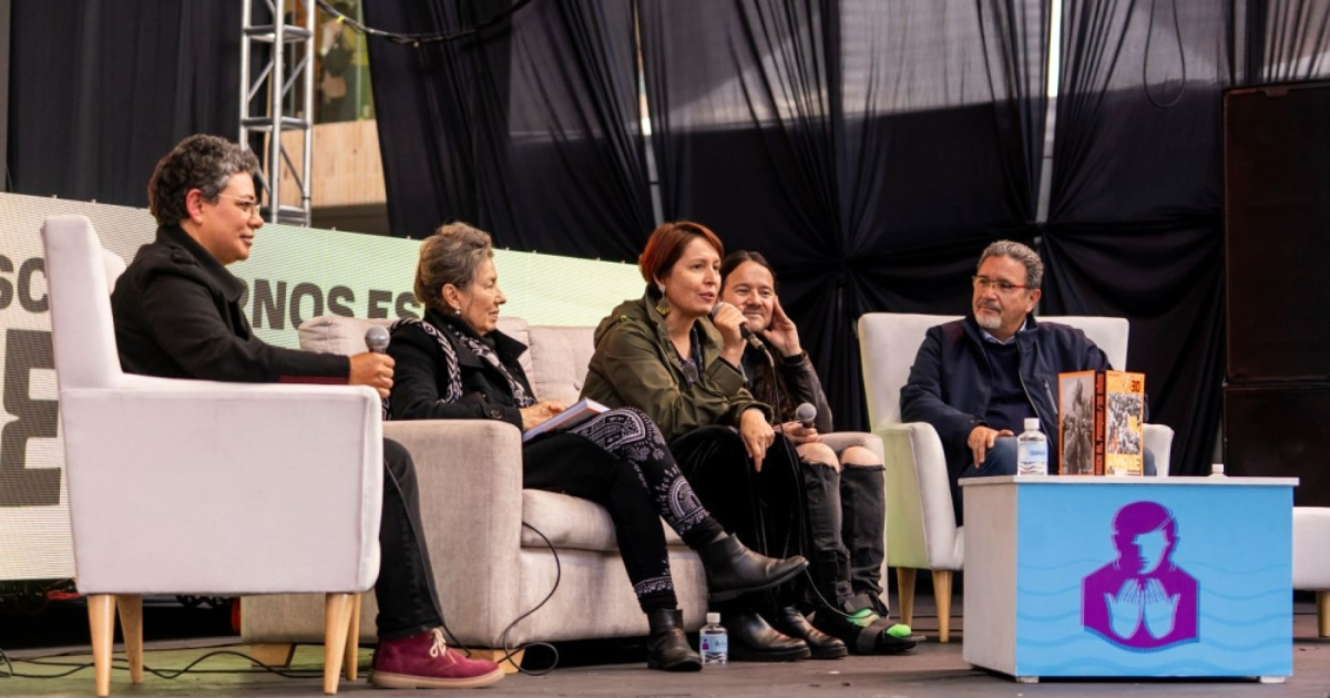Imagen de varias personas sentadas en lo que parece un panel, sentada en el centro habla María Claudia Parias, directora de Idartes.