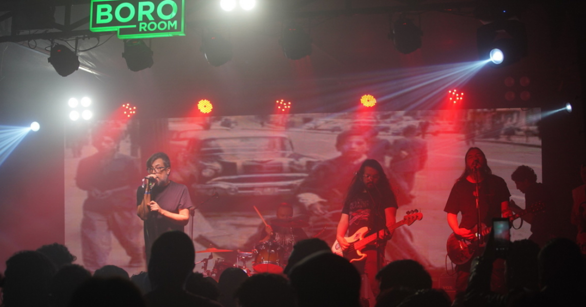 Imagen de un grupo musical en escena.