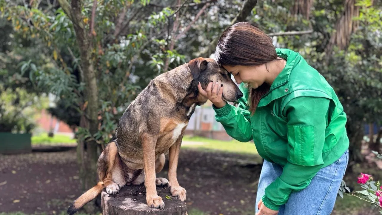 Fotografía de Tatiana Barrera junto a un perro