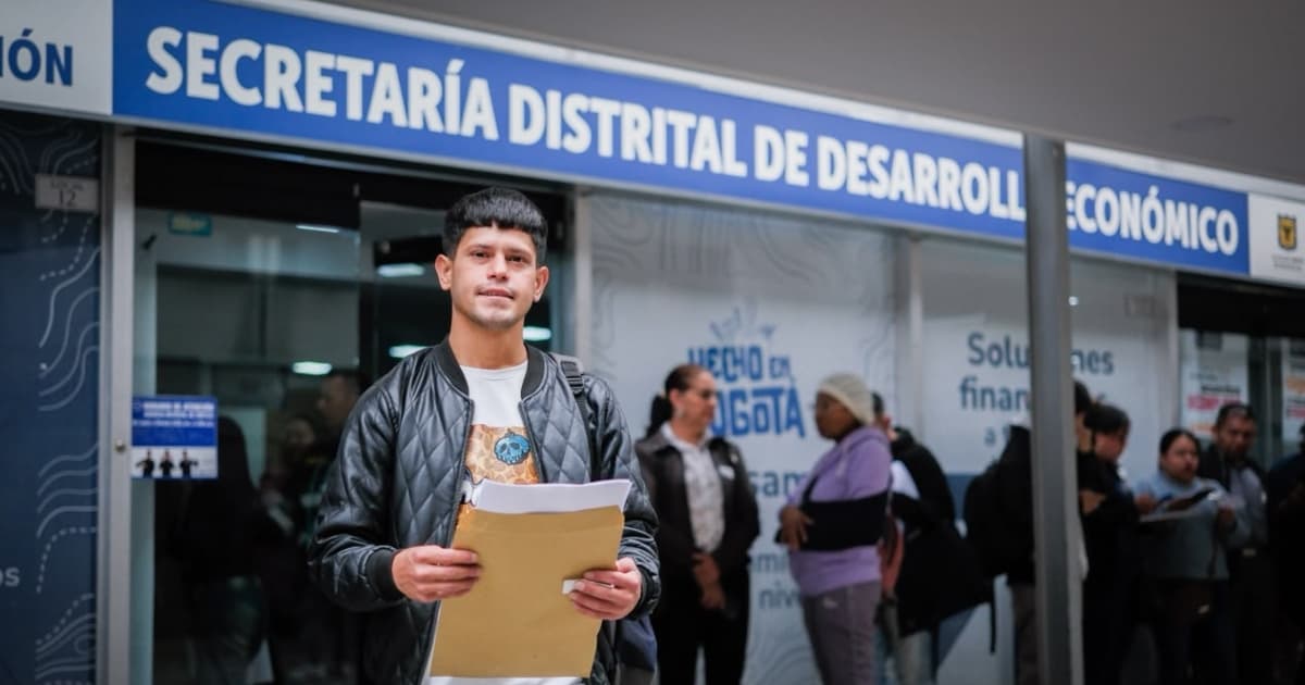 Foto de un hombre frente a la sede de la Agencia Distrital de Empleo de Bogotá.