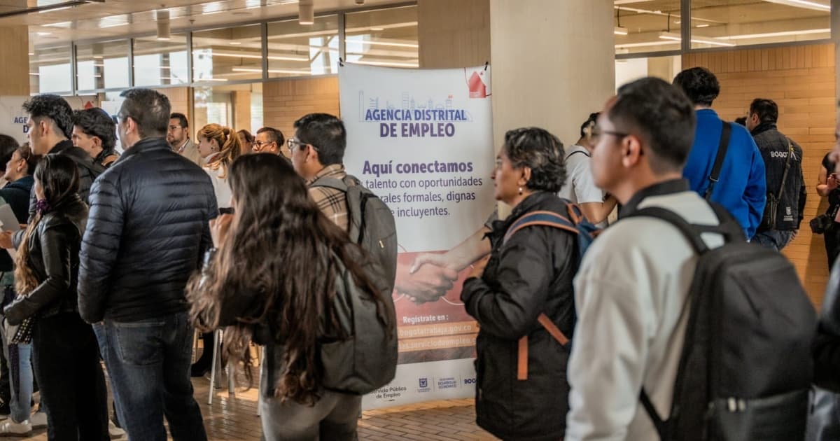 Foto de una feria de empleo en Bogotá.