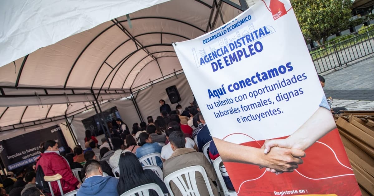 Foto de una feria de empleo en Bogotá.