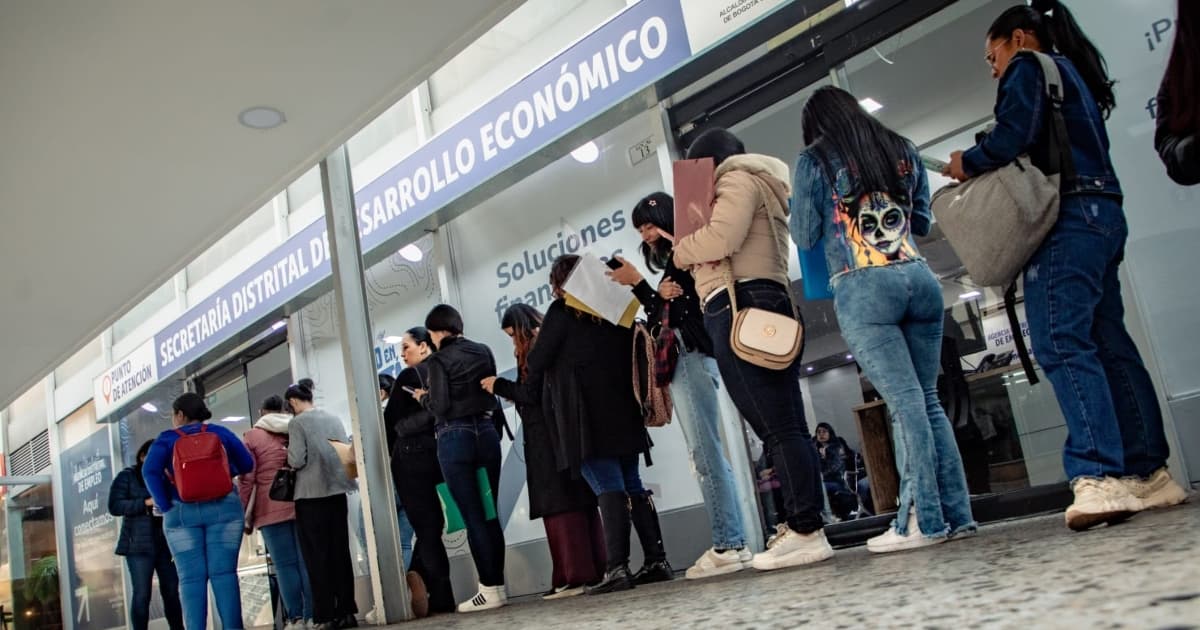 Foto de una feria de empleo en la sede de la Agencia Distrital de Empleo de Bogotá.