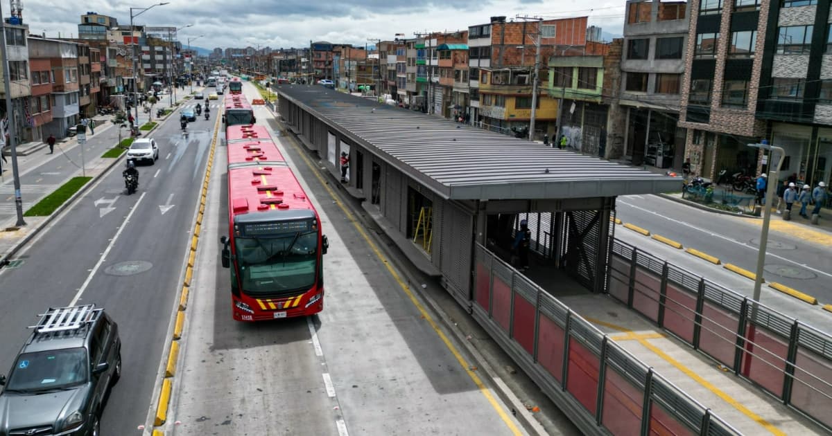 Foto de un bus de TransMilenio circulando frente a la nueva estación Patio Bonito en la avenida Ciudad de Cali en Bogotá.