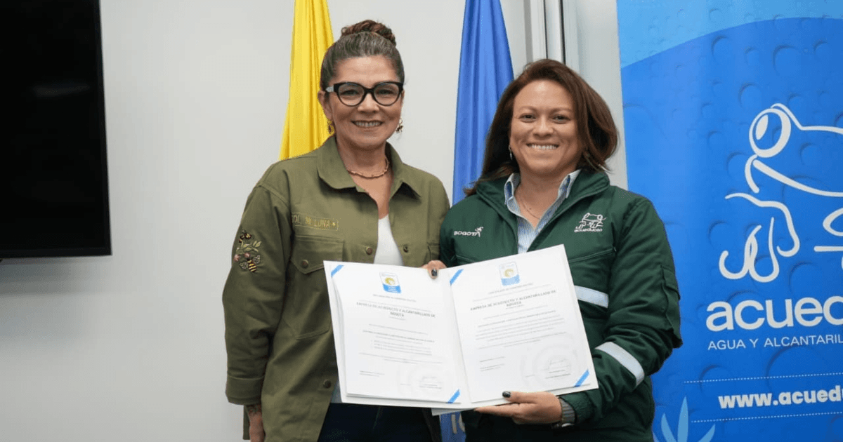 Foto que muestra dos mujeres sonriendo 