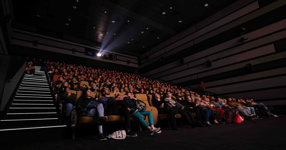 Imagen de personas en las salas de cine de la Cinemateca de Bogotá