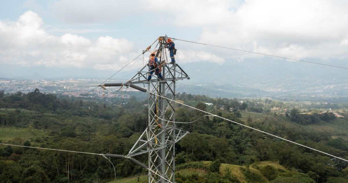 Foto de operarios de Enel realizando mantenimiento a las torres de energía.