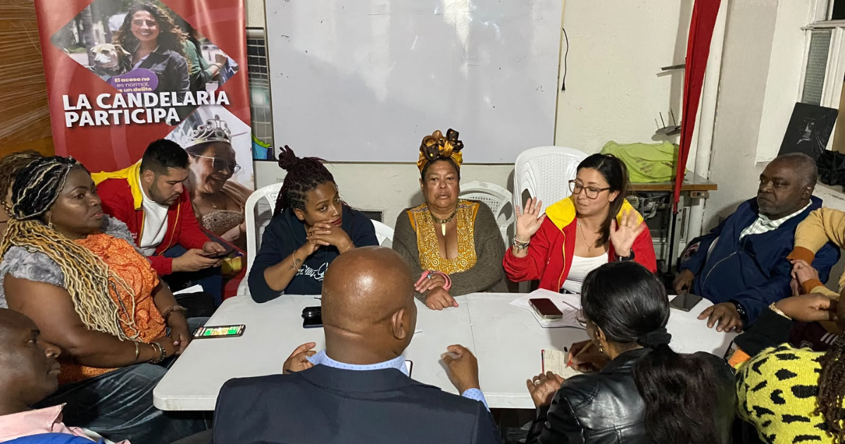 Foto de un grupo de personas en una reunión