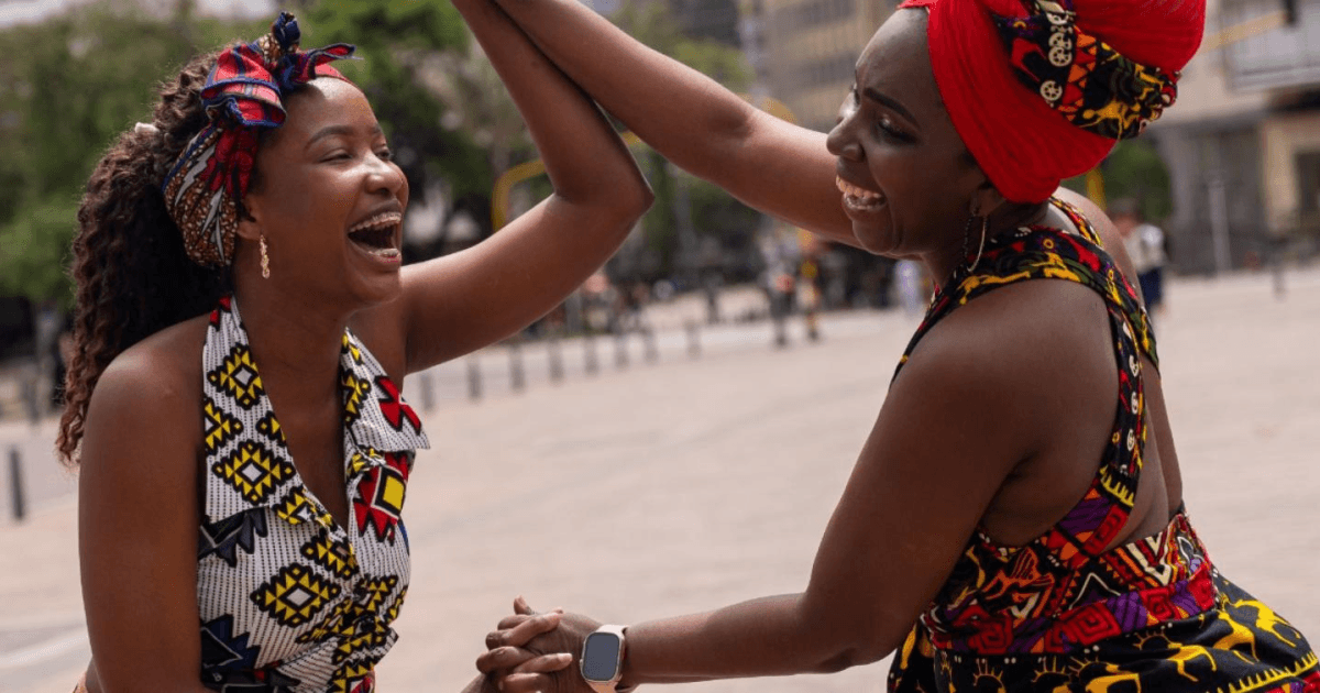 Dos mujeres bailando.