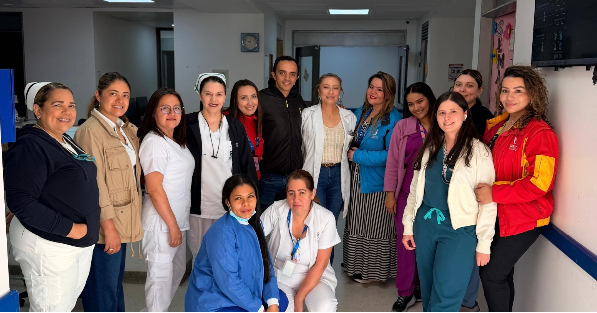 Foto de el alcalde de Suba con funcionarias del sector Salud 