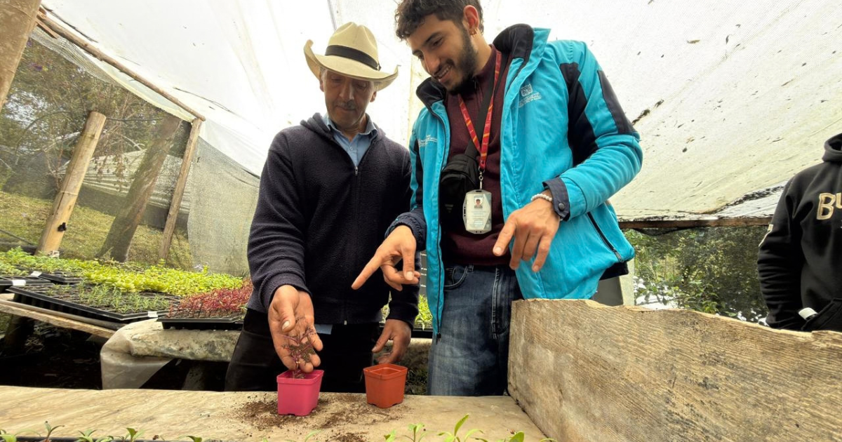 Foto de un funcionario de salud con un campesino 