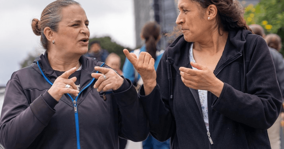 Dos mujeres hablando.