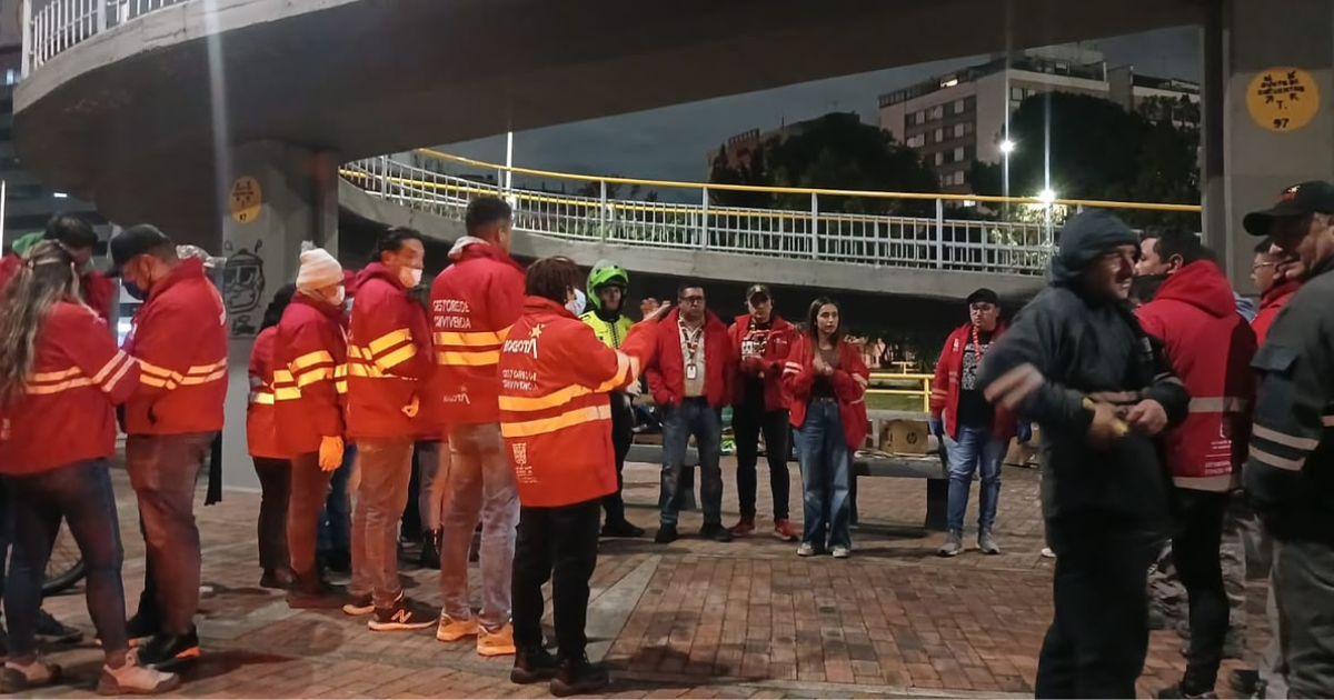 Foto de funcionarios del Distrito en un operativo de limpieza 