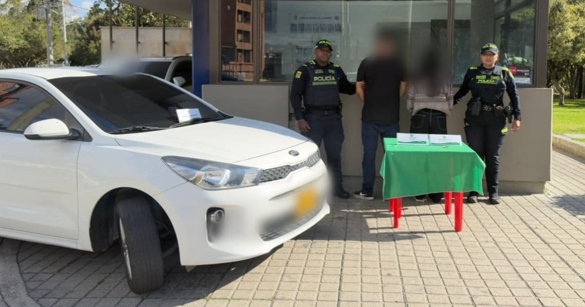 Foto de detenidos junto a policías en Bogotá