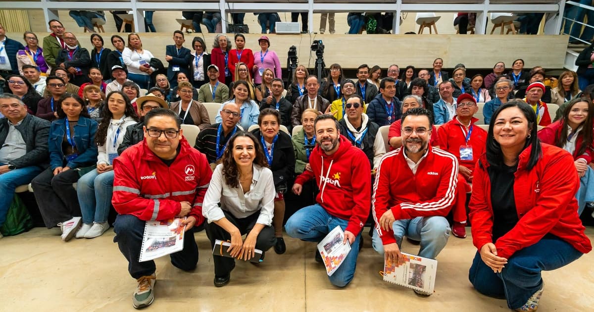 El alcalde Mayor de Bogotá, Carlos Fernando Galán, y la secretaria de Planeación, Úrsula Ablanque y el secretario General, Miguel Silva, con los 70 asambleístas de los Ciclos Deliberativos.