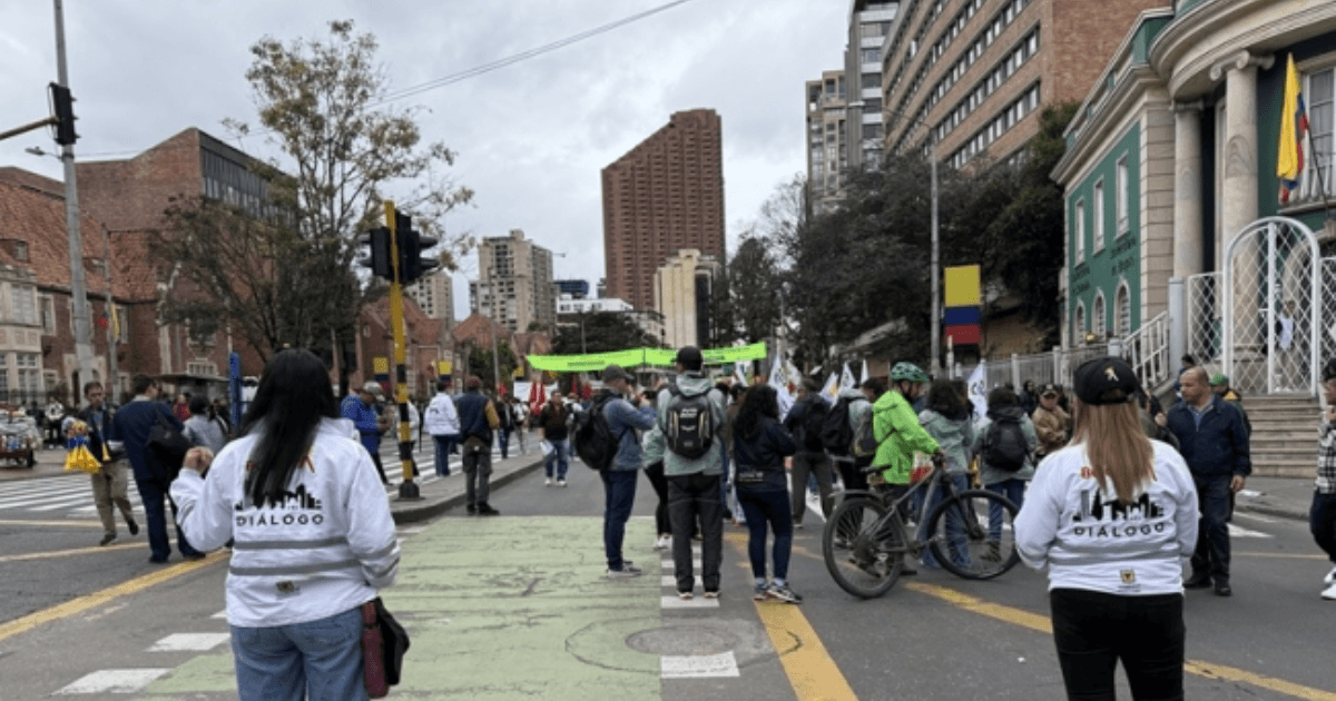 Gestores de diálogo durante movilización en Bogotá.