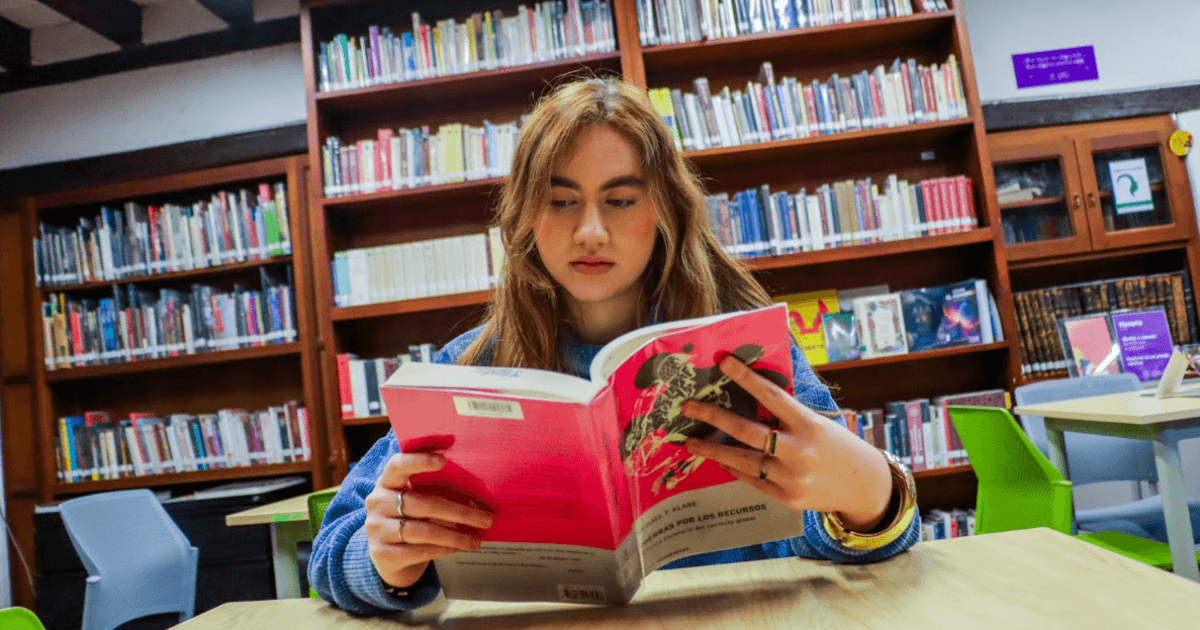 Imagen de una mujer leyendo un libro en las bibliotecas públicas de Bogotá