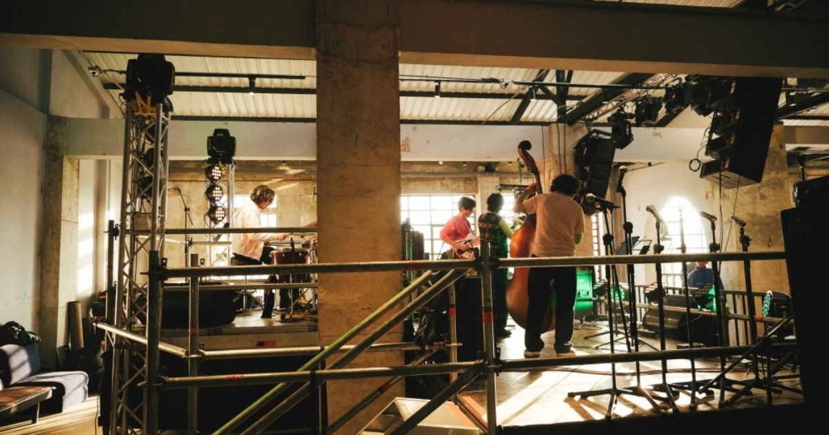 Imagen de varios artistas en ensayo de presentación.
