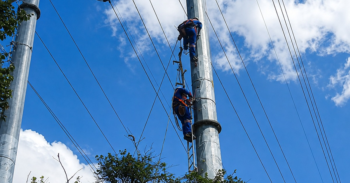 Foto que muestra funcionarios con el uniforme de Enel Colombia realizando trabajos técnicos