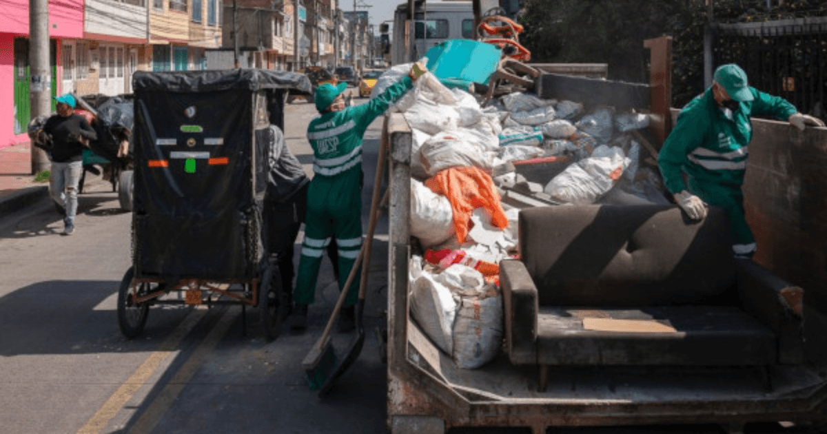 Foto que muestra personas colocando residuos en un ecopunto