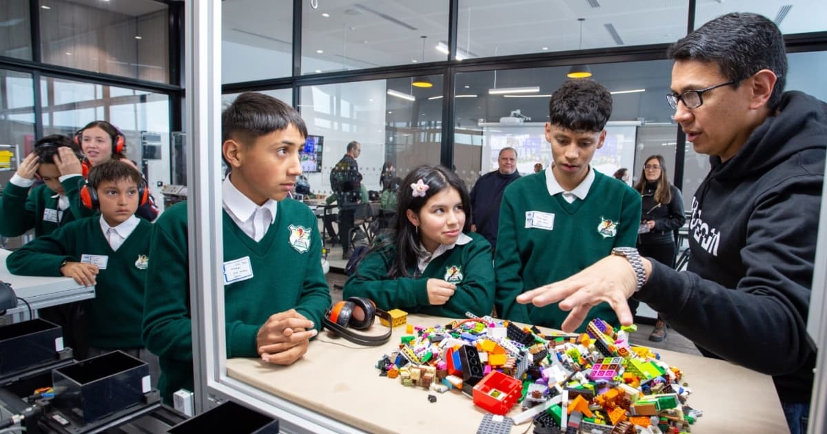 Estudiantes es una estación pedagógica que combina ciencia, tecnología, ingeniería, arte y matemáticas