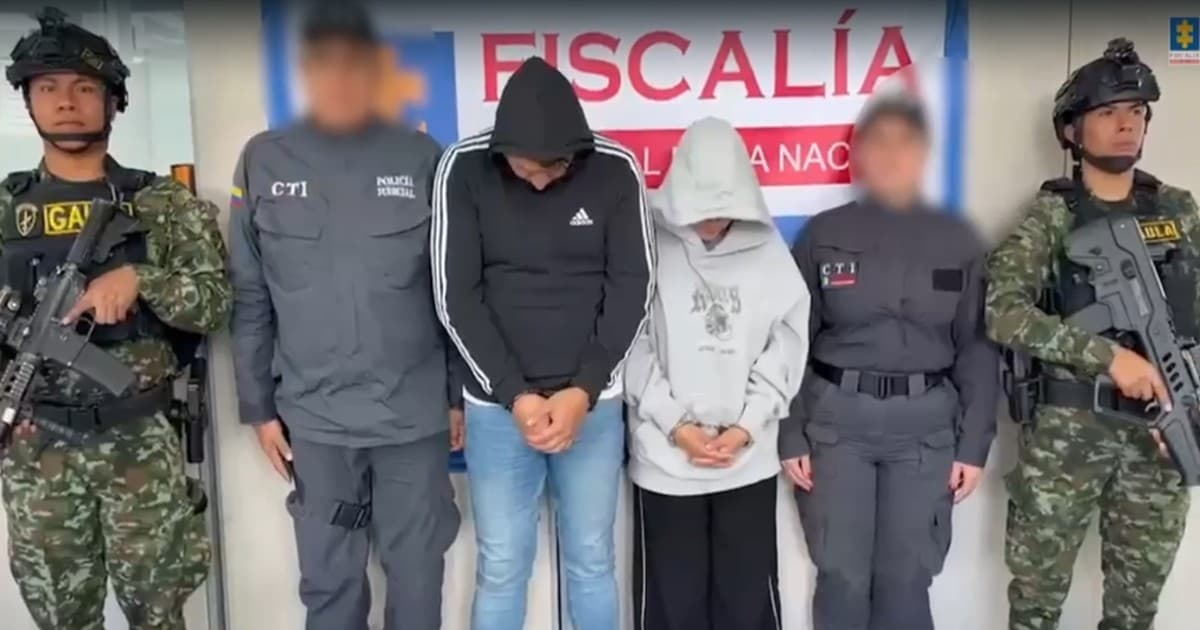 Foto de dos personas capturadas en Bogotá.