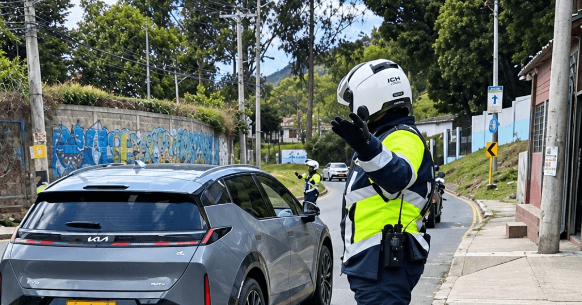 Foto que muestra un vehículo y un policía 