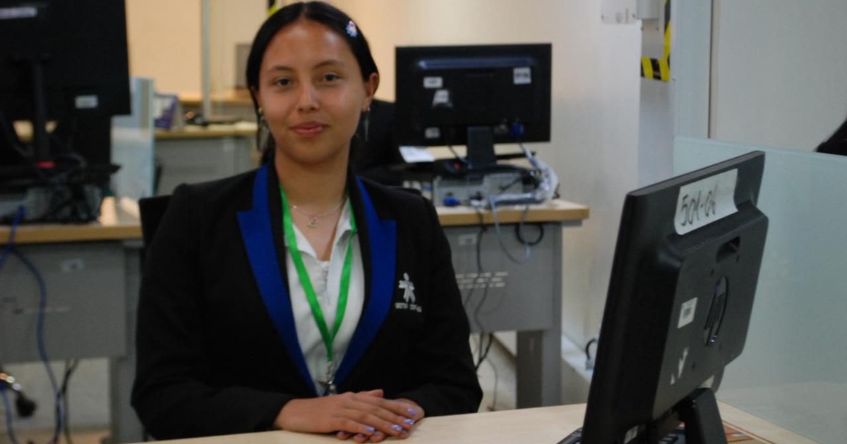 Foto que muestra una mujer frente a un computador 