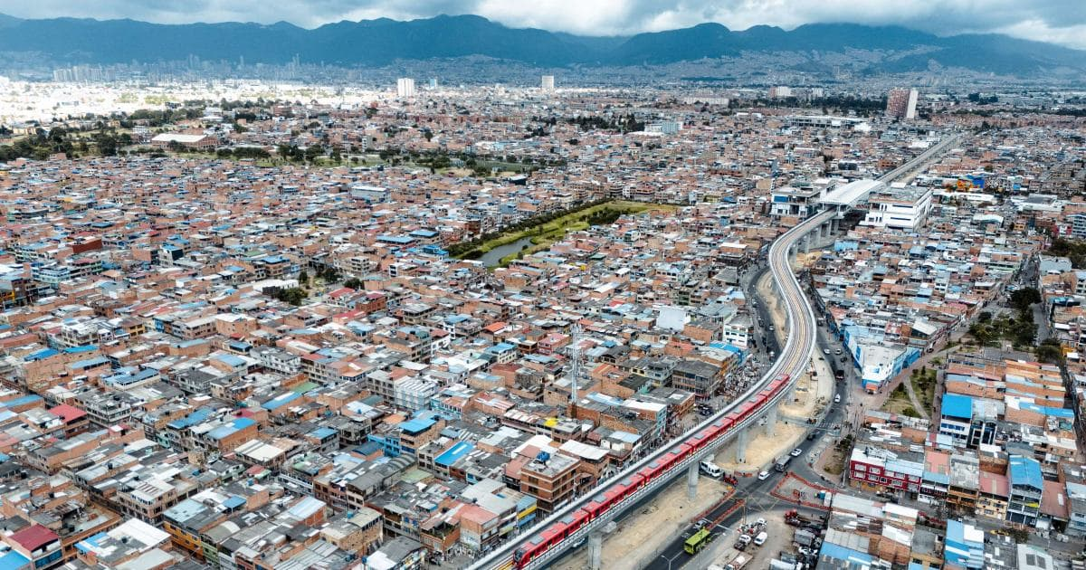 Foto aérea de un frente de obra del Metro de Bogotá en la avenida Primero de Mayo.