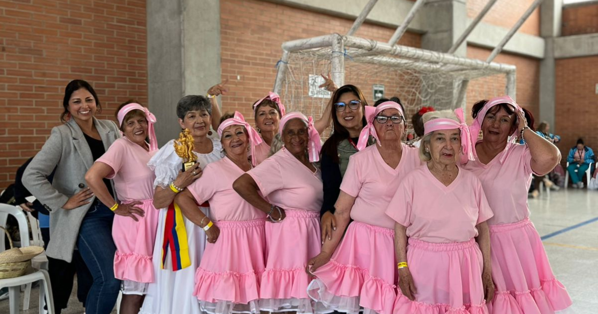 Foto de mujeres de la localidad de Rafael Uribe Uribe vestidas de rosa 