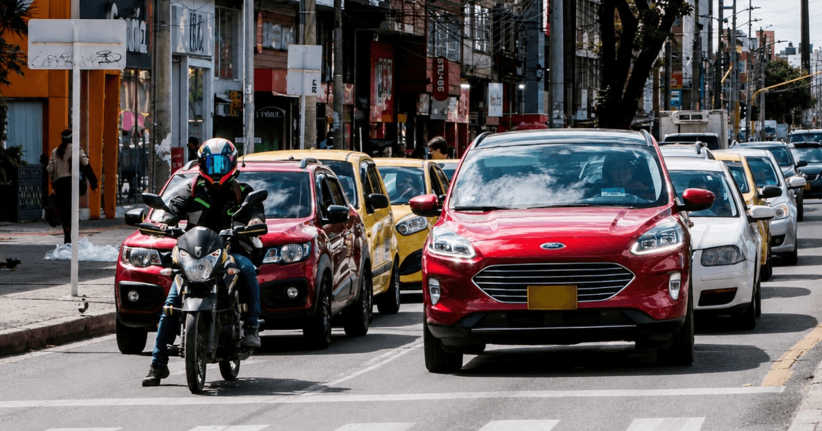 Foto que muestra vehículos andando por las calles 