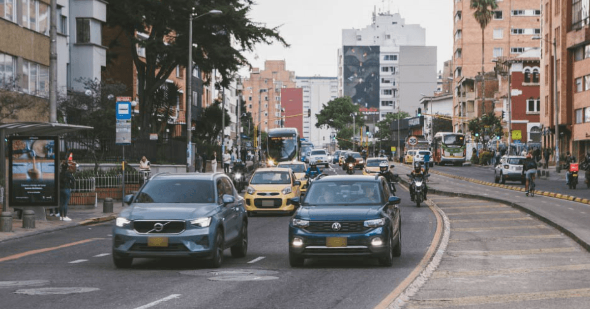 Foto de vehículos transitando por vías de Bogotá.