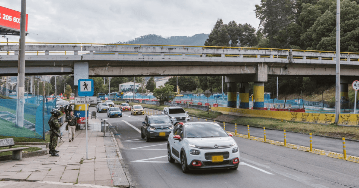Foto de vehículos transitando por una vía de Bogotá.