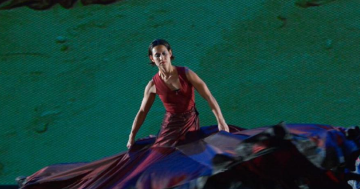 Imagen de una mujer bailando.