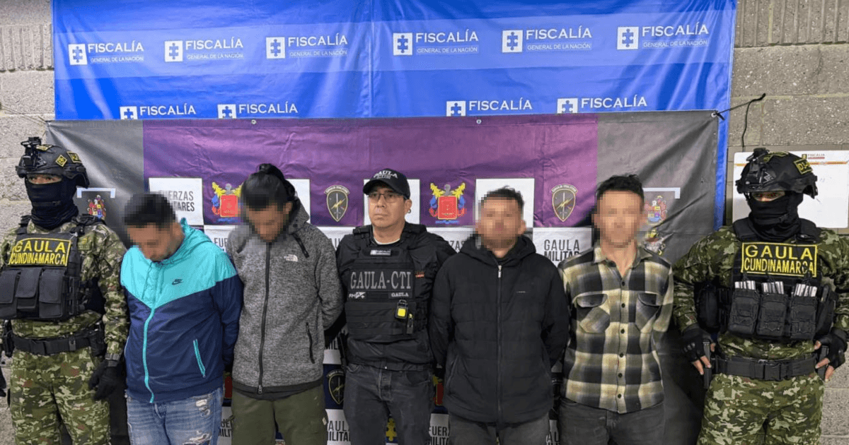 Cuatro personas capturadas, junto a militares del Gaula.