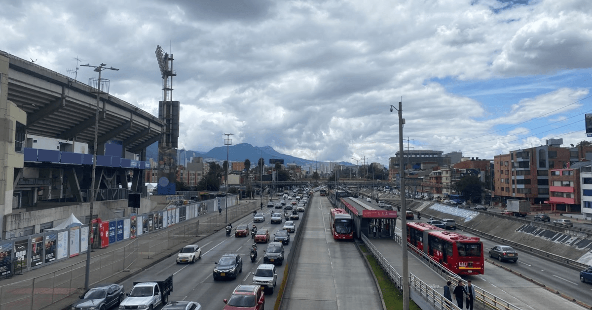 Foto que muestra vehículos, TransMilenios y el estadio El Campín.