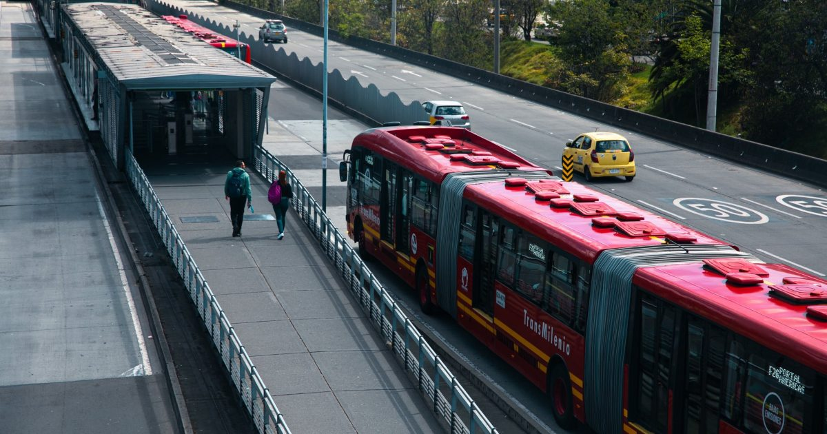 Foto de buses de TransMilenio en una vía de Bogotá